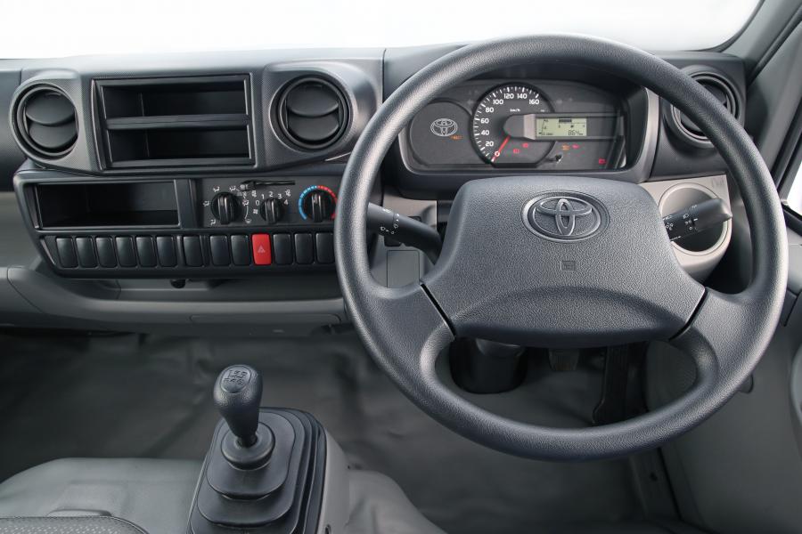 Панель приборов Toyota Dyna Chassis Cab 2017 года  (ZA) (фото 6 из 6)